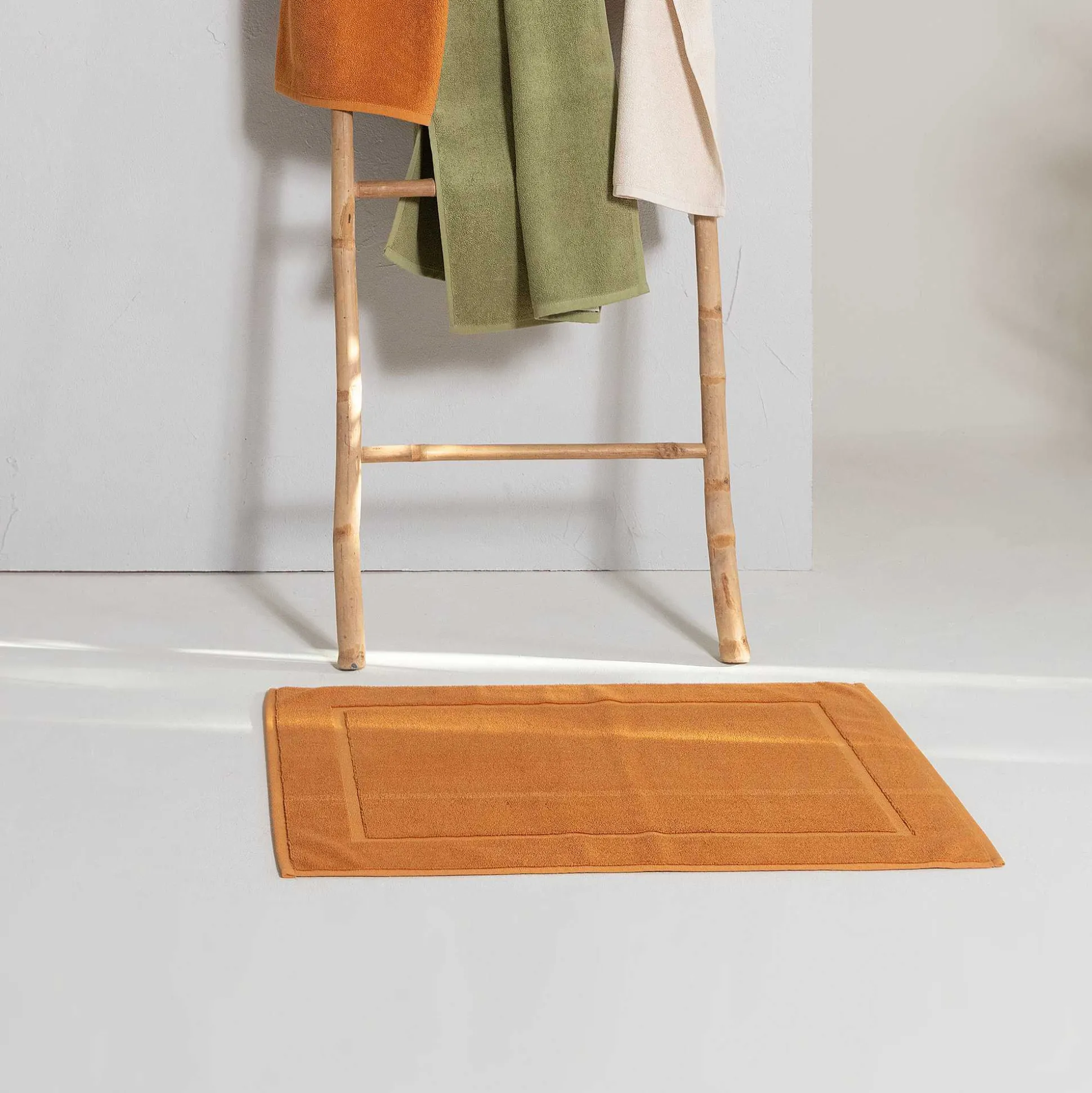 LIVING CRAFTS Orlando - Badematte Bernstein Store